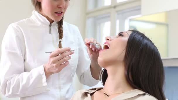 Zubař dělá kontrolu k pacientovi — Stock video
