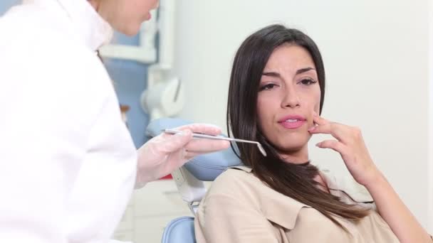 Paciente conversando com o dentista — Vídeo de Stock