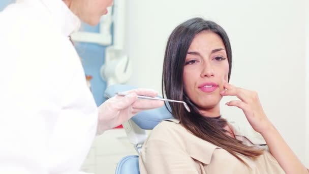 Paciente conversando com o dentista — Vídeo de Stock