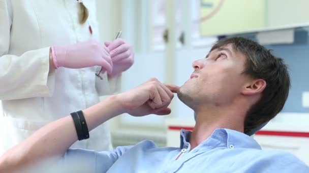 Pacjenta wyświetlone bolącego zęba do dentysty — Wideo stockowe