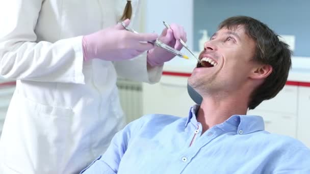 Пациент получает инъекцию у стоматолога — стоковое видео
