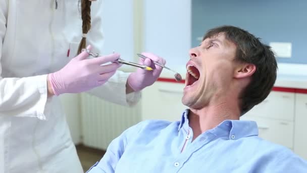 Paziente che riceve un'iniezione dal dentista — Video Stock