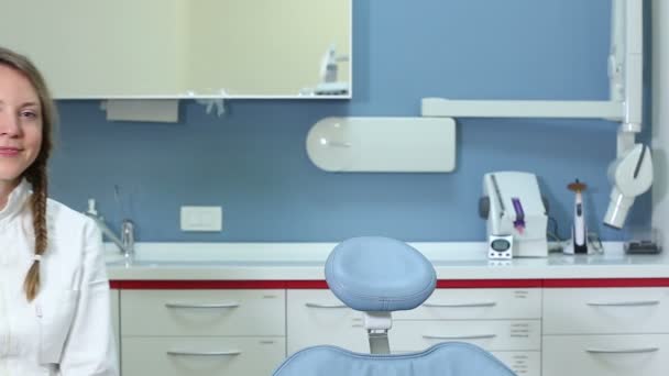 Dentista feminina sorridente — Vídeo de Stock