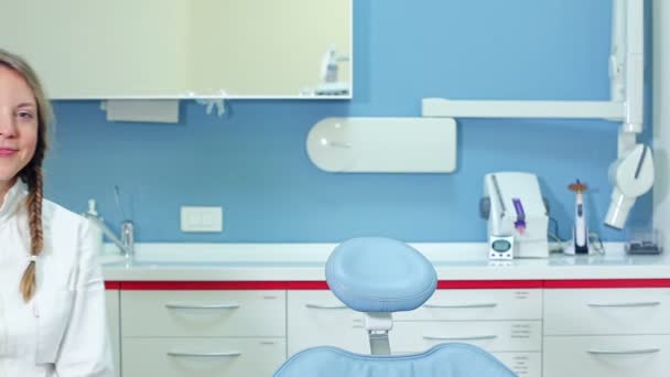 Улыбающаяся стоматолог — стоковое видео