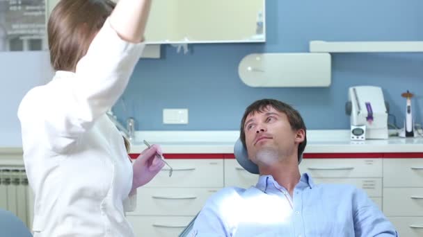 Dentiste faire un contrôle de routine jusqu'au patient — Video