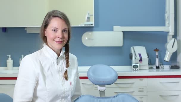 Lachende vrouw tandarts — Stockvideo