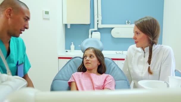Tandläkare talar med tjej — Stockvideo