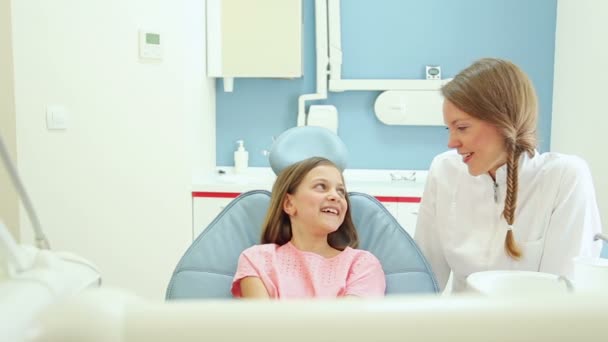 Dentista falando com menina — Vídeo de Stock