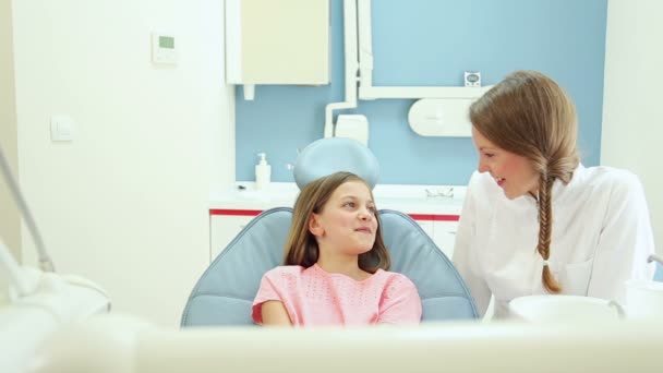 Girl meeting dental assistant — Stock Video