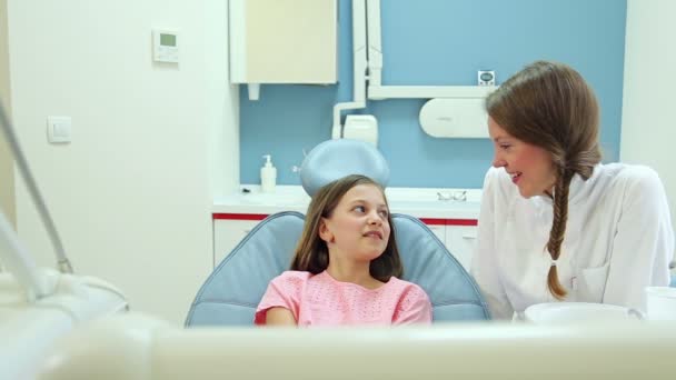 Dentista falando com menina — Vídeo de Stock