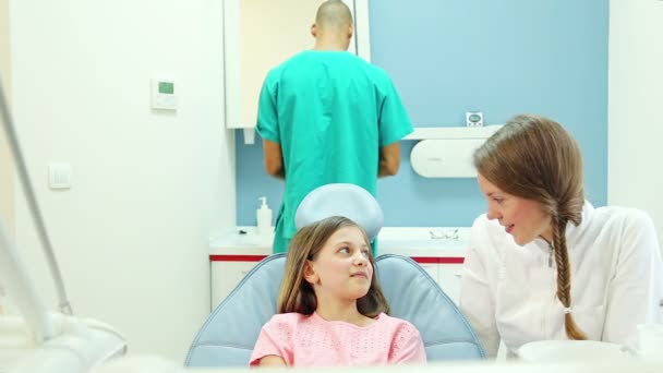 Dentista mostrando instrumentos para o paciente — Vídeo de Stock