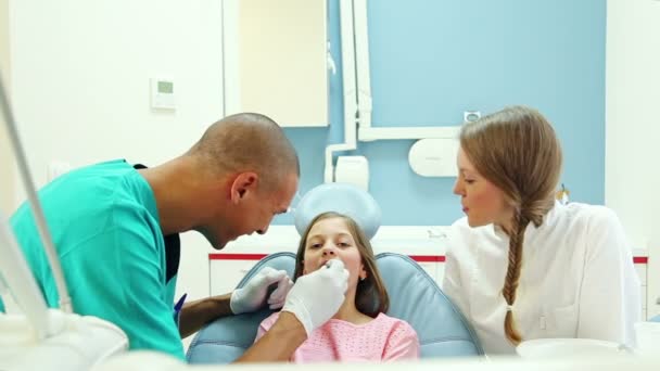 Dentista habla con paciente joven — Vídeo de stock