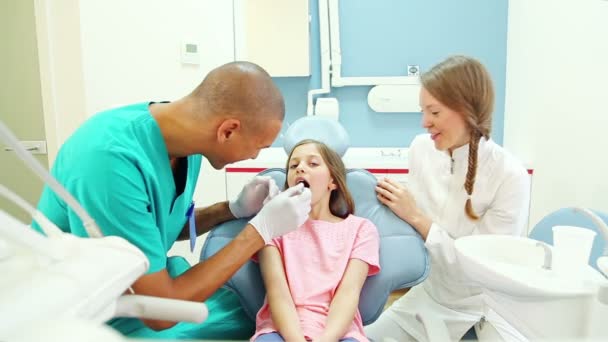 Dentista conversa com paciente jovem — Vídeo de Stock