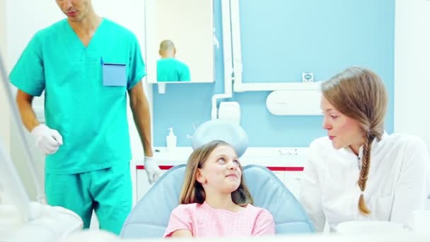 Стоматолог беседует с молодым пациентом — стоковое видео