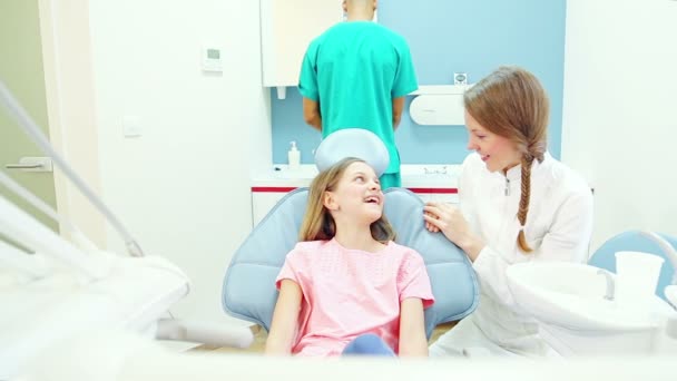 Стоматолог беседует с молодым пациентом , — стоковое видео