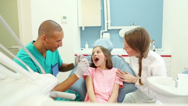 Kirurgen och flicka hög fem efter dental kolla upp — Stockvideo