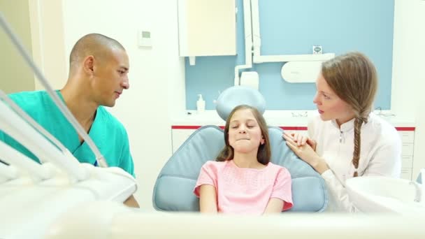 Cirurgião e dentista mostrando espelho bucal para menina — Vídeo de Stock