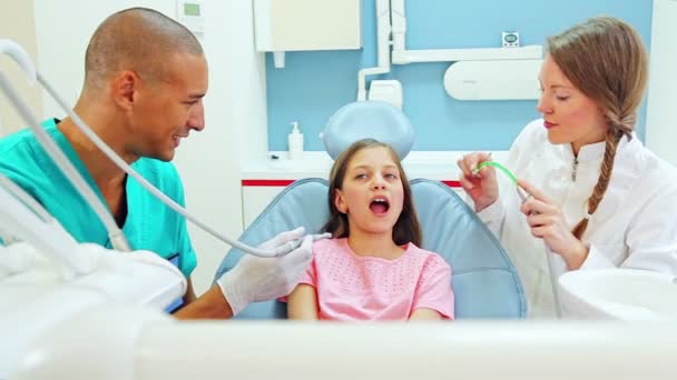 Девушка веселится у дантиста — стоковое видео