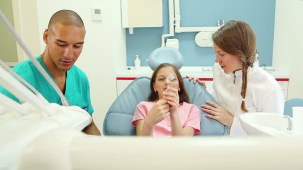 Dentist giving dental check up to girl — Stock Video