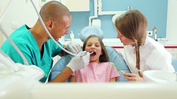 zubní lékař a chirurg dává palec 