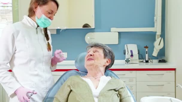 Paziente anziano che parla con il dentista — Video Stock