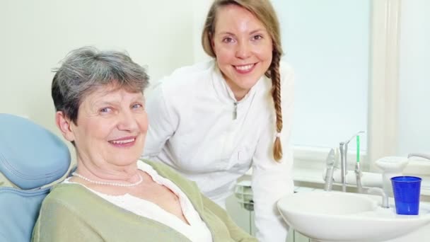 Dentista y mujer dando pulgares hacia arriba — Vídeos de Stock