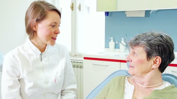 Dentist and elderly patient talking — Stock Video