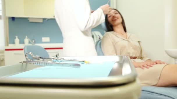 Пациент во время осмотра зубов — стоковое видео