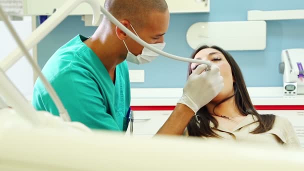 Пациент испытывает боль во время стоматологического лечения — стоковое видео