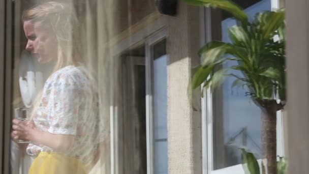 Mulher segurando vidro na festa — Vídeo de Stock