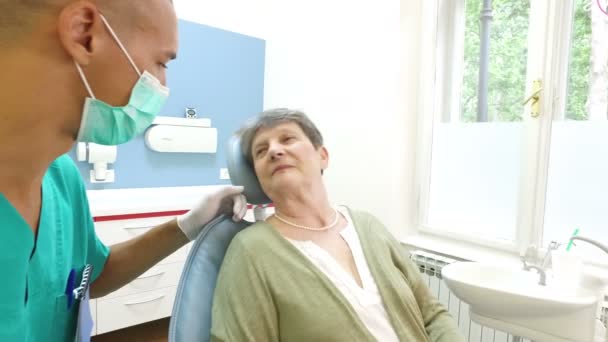Mulher mostrando dente dolorido ao dentista — Vídeo de Stock