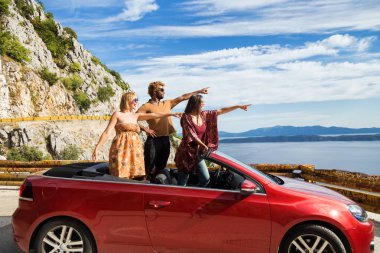  üstü açık insanlar işaret parmak