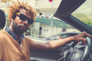  Cabrio arabada oturan adam
