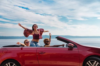 Cabrio sallayarak insanlar
