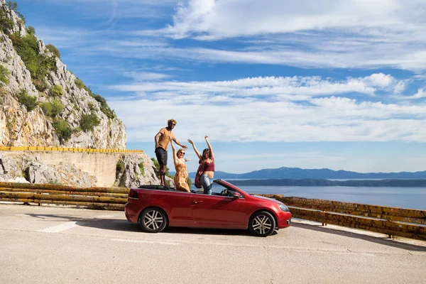 Ludzie stojący w Cabrio — Zdjęcie stockowe