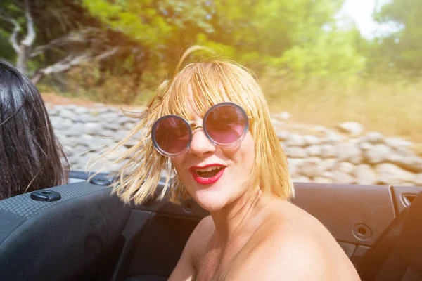 Girl sitting in the back seat of convertible — Stock Photo, Image