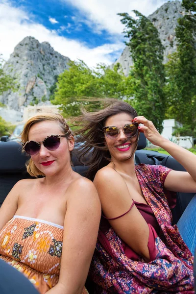 Girls having fun at convertible — Stock Photo, Image