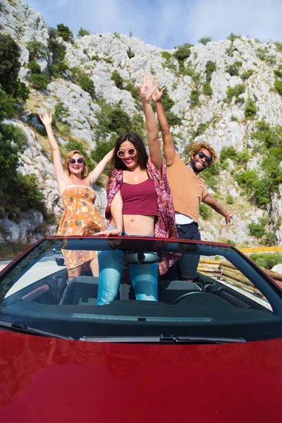 People waving from the convertible — Stock Photo, Image