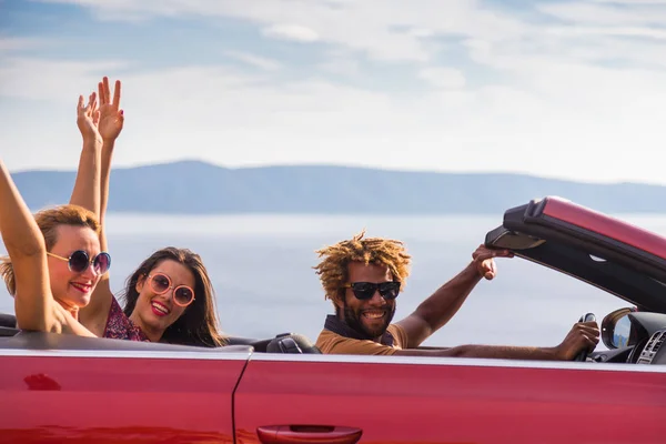 People waving from the convertible — Stock Photo, Image