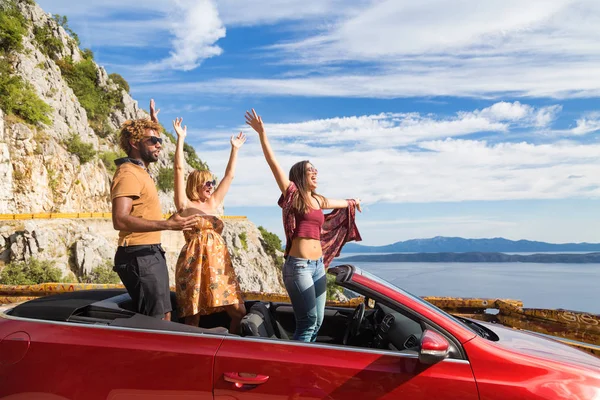 Cabrio sallayarak insanlar