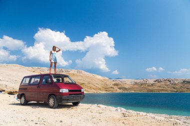 Kız van bir çatı üzerinde