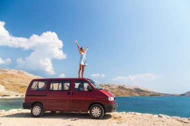 Kız van bir çatı üzerinde