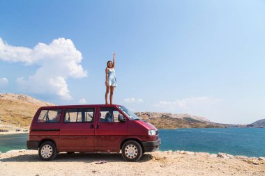 Kız van bir çatı üzerinde