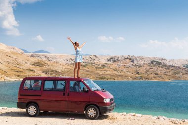 Kız van bir çatı üzerinde