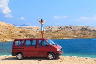 Kız van bir çatı üzerinde