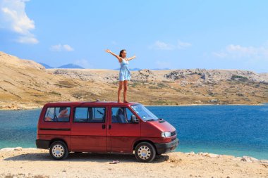 Kız van bir çatı üzerinde