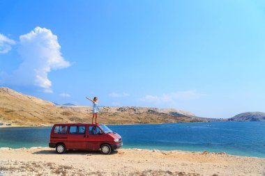 Kız van bir çatı üzerinde