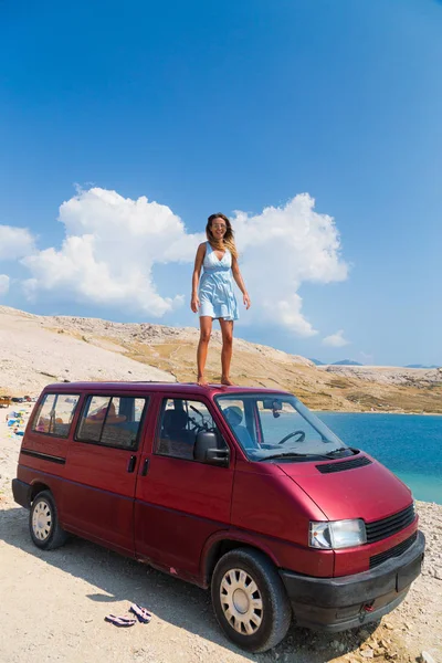 Ragazza su un tetto di furgone — Foto Stock