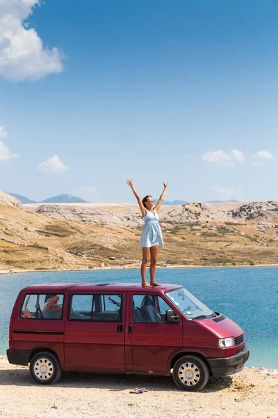 Ragazza su un tetto di furgone — Foto Stock