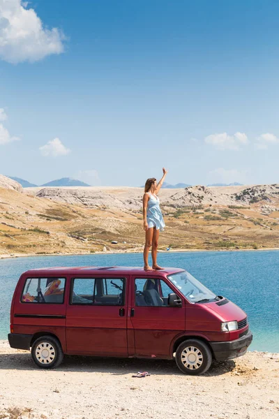 Ragazza su un tetto di furgone — Foto Stock